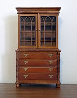 Шкаф-комод для кукол с застекленными полками Миниатюра 1:12  - купить для кожевенного хобби