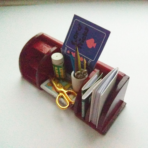 Полка для кукол с канцелярскими принадлежностями фото 7