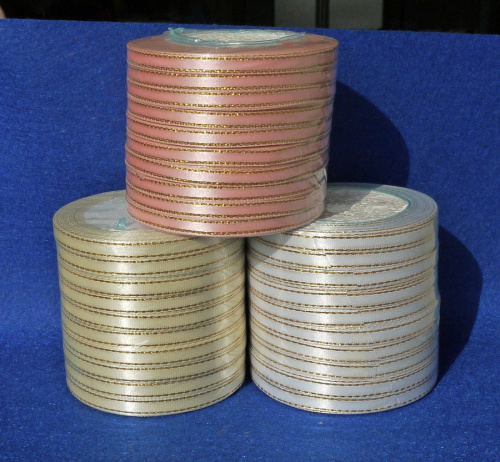 Лента атласная с золотым бордюром 7 мм Лента атласная с золотым бордюром 7 мм