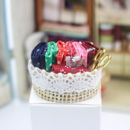 Наборы для рукоделия в корзинке Миниатюра 1:12 фото 4 Наборы для рукоделия в корзинке Миниатюра 1:12 фото 4