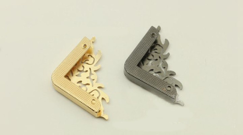 Уголок металлический ажурный для сумок фото 4