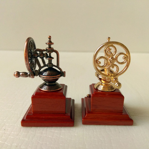 Кофемолка старинная для кукольной кухни фото 3