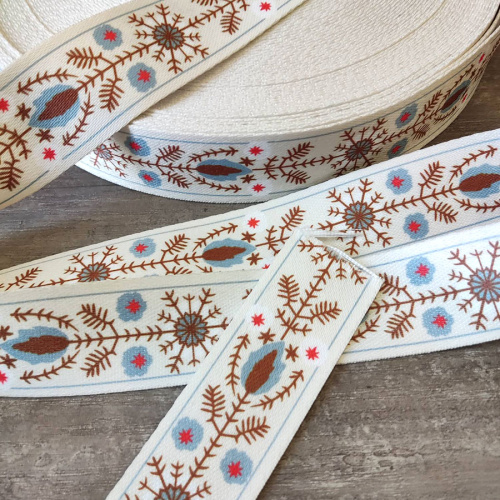 Лента ременная стропа 38 мм Снежные цветы п/э | Галерея фото | Pava.pro Лента ременная стропа 38 мм Снежные цветы п/э L-JUN046 - фото товара