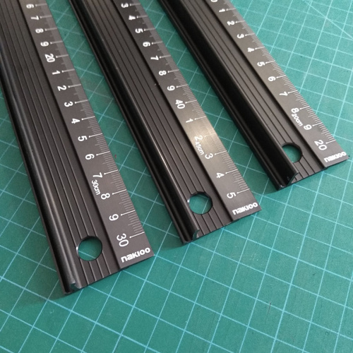 Линейка металлическая с протектором и ручкой 20-45 см Линейка металлическая с протектором и ручкой 20-45 см