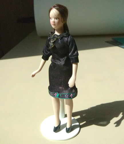 Кукла Девушка с длинными волосами в черном платье Миниатюра 1:12  DH DK-17 - фото товара фото 3