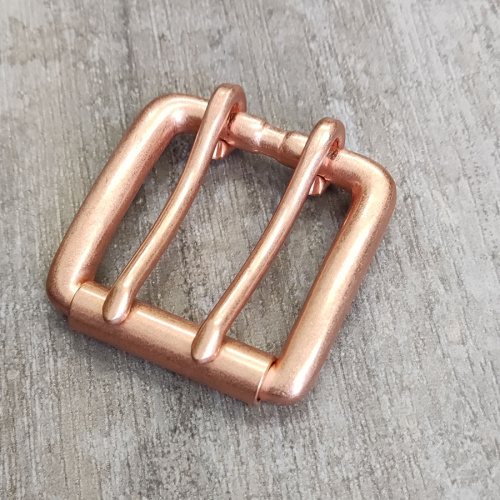 Пряжка 39 мм для ремня медная, с роликом два язычка M689 | Галерея фото | Pava.pro Пряжка 39 мм для ремня медная, с роликом два язычка M689 PR M689 - фото товара