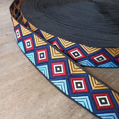 Лента ременная стропа 38 мм Вышивка ромбы | Галерея фото | Pava.pro Лента ременная стропа 38 мм Вышивка ромбы 3812-А02 - фото товара