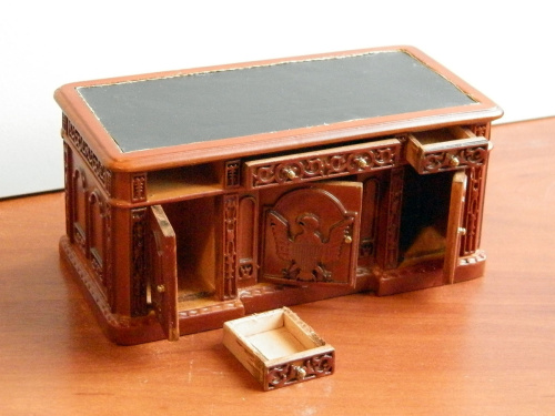 Миниатюра для кукол Стол офисный с креслом  SO-001 - фото товара фото 2