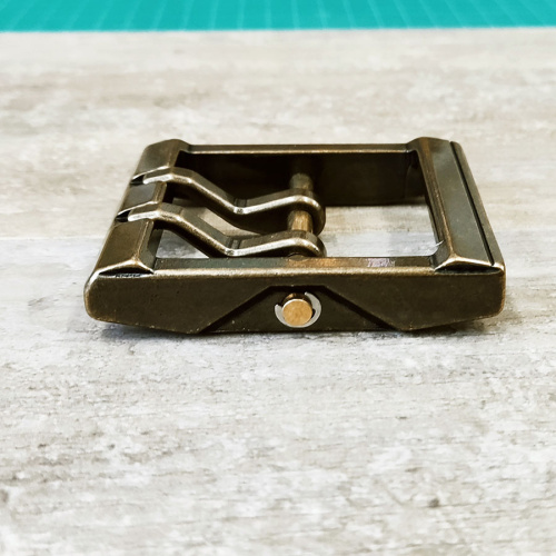 Пряжка 45 мм латунная с перекладиной два язычка Антик L091E | Галерея фото | Pava.pro фото 3 Пряжка 45 мм латунная с перекладиной два язычка Антик L091E PR 45 L091E - фото товара фото 3