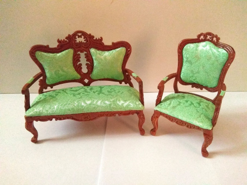 Диван и кресло для кукол Орех Зеленая обивка Миниатюра 1:12 | Галерея фото | Pava.pro Диван и кресло для кукол Орех Зеленая обивка Миниатюра 1:12 - фото товара