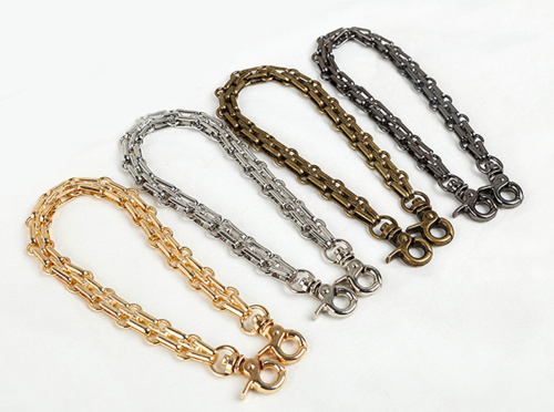 Цепь галантерейная трехрядная с карабином 30 см Цепь галантерейная трехрядная с карабином 30 см