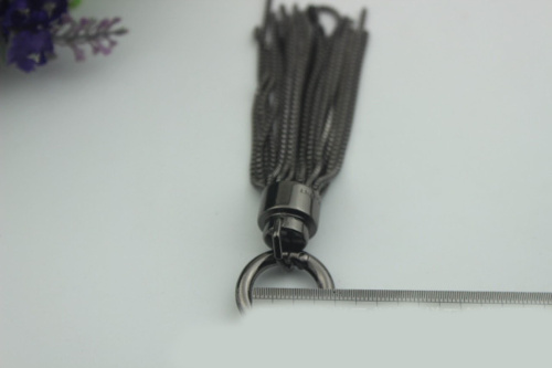 Брелок (подвеска) металлический с карабином Кисточка фото 3