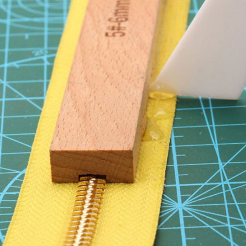 Ограничитель для нанесения клея на молнию деревянный Ограничитель для нанесения клея на молнию деревянный