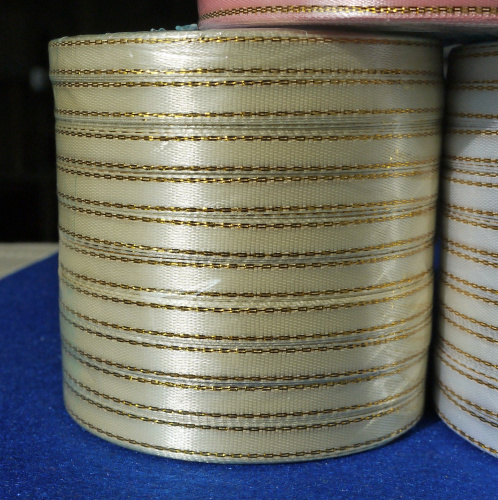 Лента атласная с золотым бордюром 7 мм фото 4 Лента атласная с золотым бордюром 7 мм фото 4